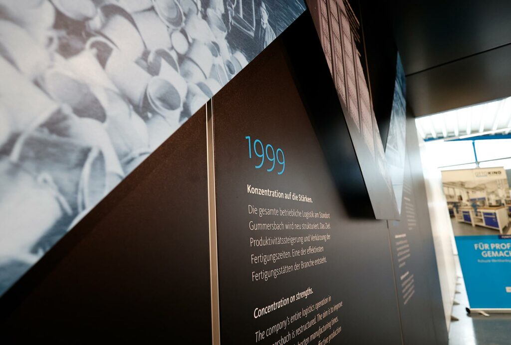 SR_CF_4364 Zeittunnel im Showroom mit der Firmenhistorie