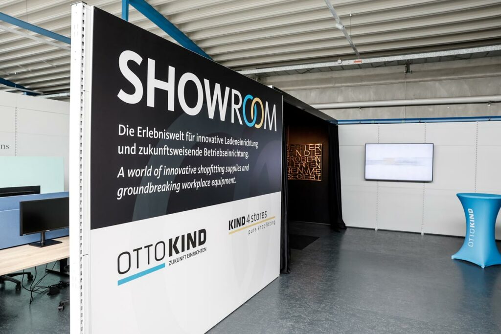 g-showroom03 Showroom Eingangsbereich mit großem Banner und Stehtisch