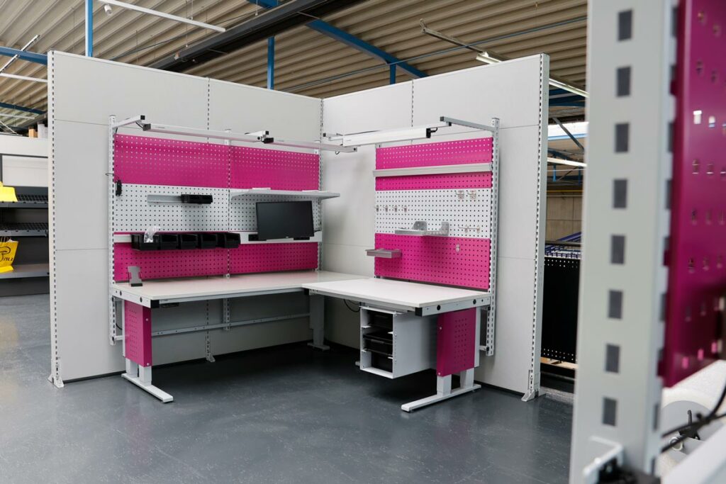 g-showroom06 multi4motion Eckarbeitsplatz mit Rückwand-Elementen und Seitenverkleidungen in pink