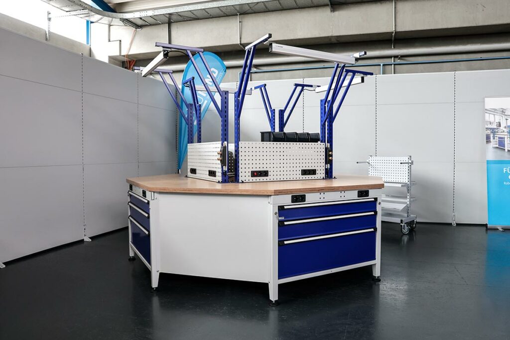 g-showroom09 Werkbank-Block mit Aufbauten in Showroom