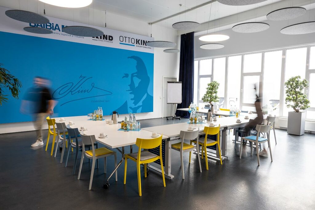 g-teamroom04 TEAMROOM Schulungsraum mit Besprechungstisch und farbigen Stühlen