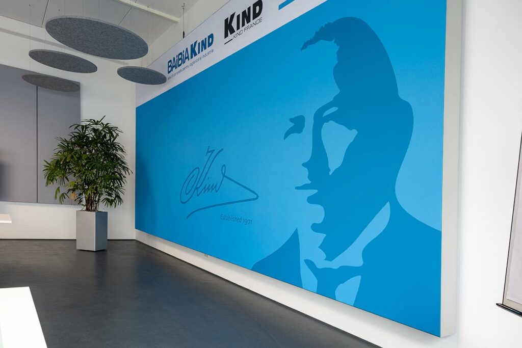 g-teamroom07 Rückwand im TEAMROOM mit dem Konterfei des Gründers Otto Kind